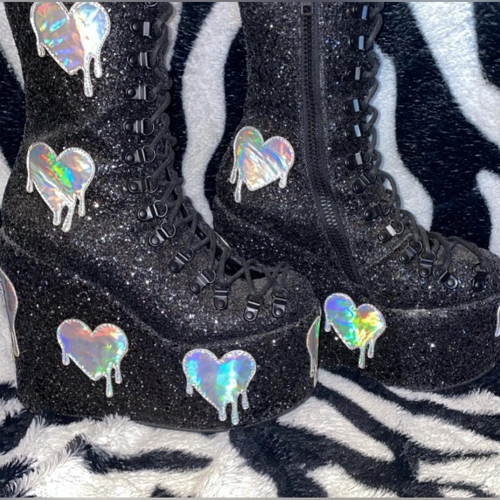 Psychedelic love traitor platform boots (BRAND CLUB
EXX)